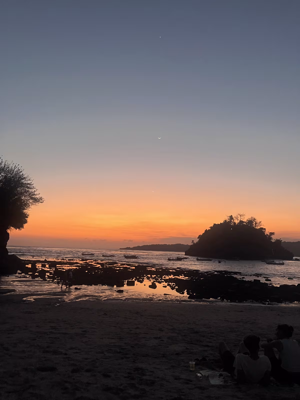 Crystal Bay Beach with Hills beside near Mahaloka Valley — article photo